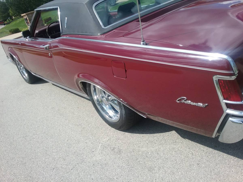 Illustration for article titled At $15,000, Could This 1969 Lincoln Continental Mark III Drive You to Drinking?